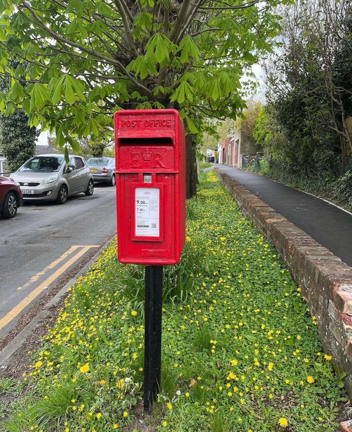 Postbox: Broadlands Avenue, Chesham, Chesham, Buckinghamshire
