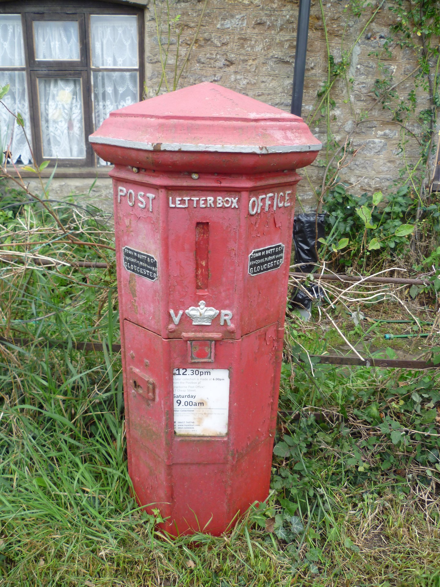 Barnes Cross. Holwell, Bishop's Caundle, Queen Victoria, Pillar Box